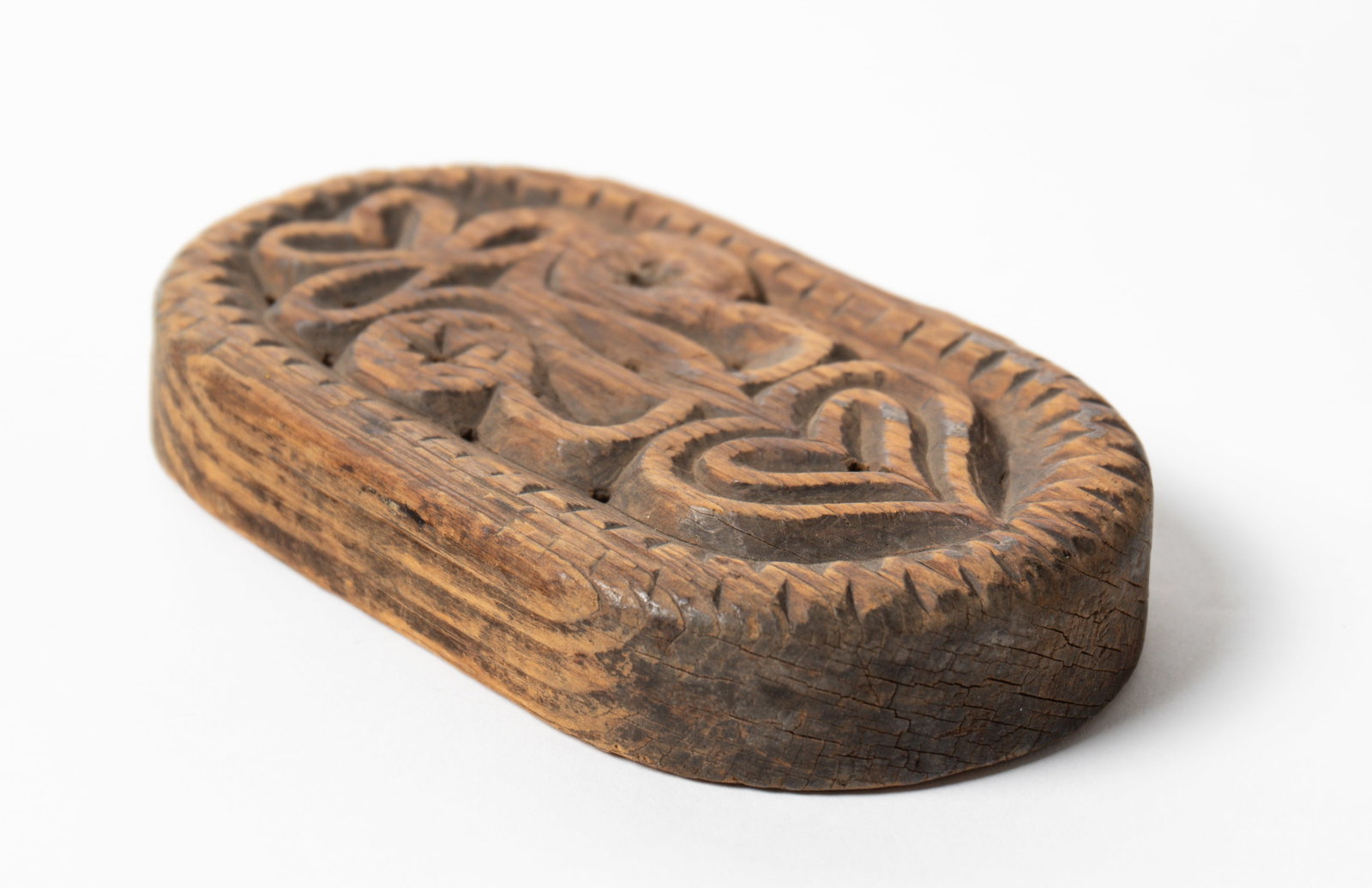 LARGE PENNSYLVANIA OVAL CHIP-CARVED BUTTER PRINT WITH HEARTS AND FLOWERS. (1 of 3)