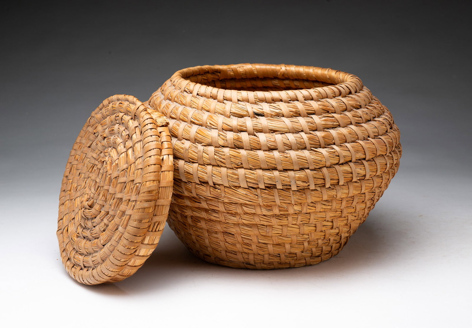 LIDDED BEEHIVE-FORM RYE STRAW BASKET JAR. (1 of 3)