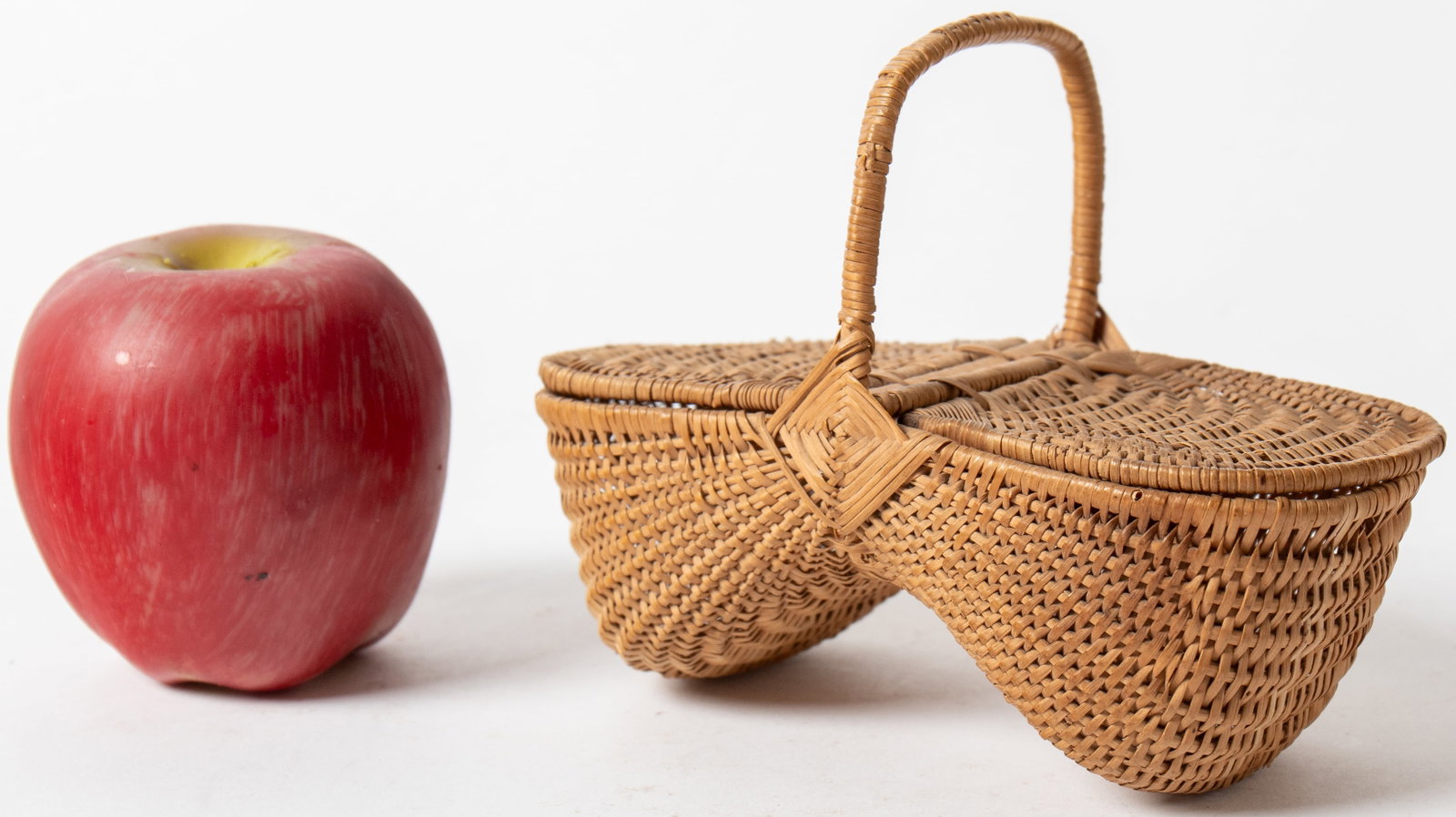 DIMINUTIVE FINELY WOVEN BUTTOCKS BASKET WITH DOUBLE LID.: DIMINUTIVE FINELY WOVEN BUTTOCKS BASKET WITH DOUBLE LID. American, 19th Century. Having a single handle and double lid; nice small weave; 4.75"h. 3"w. Provenance: Nancy Goff (Alliance, Ohio); Pat