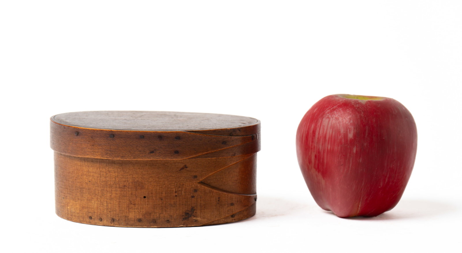 DIMINUTIVE SHAKER BENTWOOD FINGER-LAPPED PANTRY BOX IN ORIGINAL FINISH. (1 of 8)