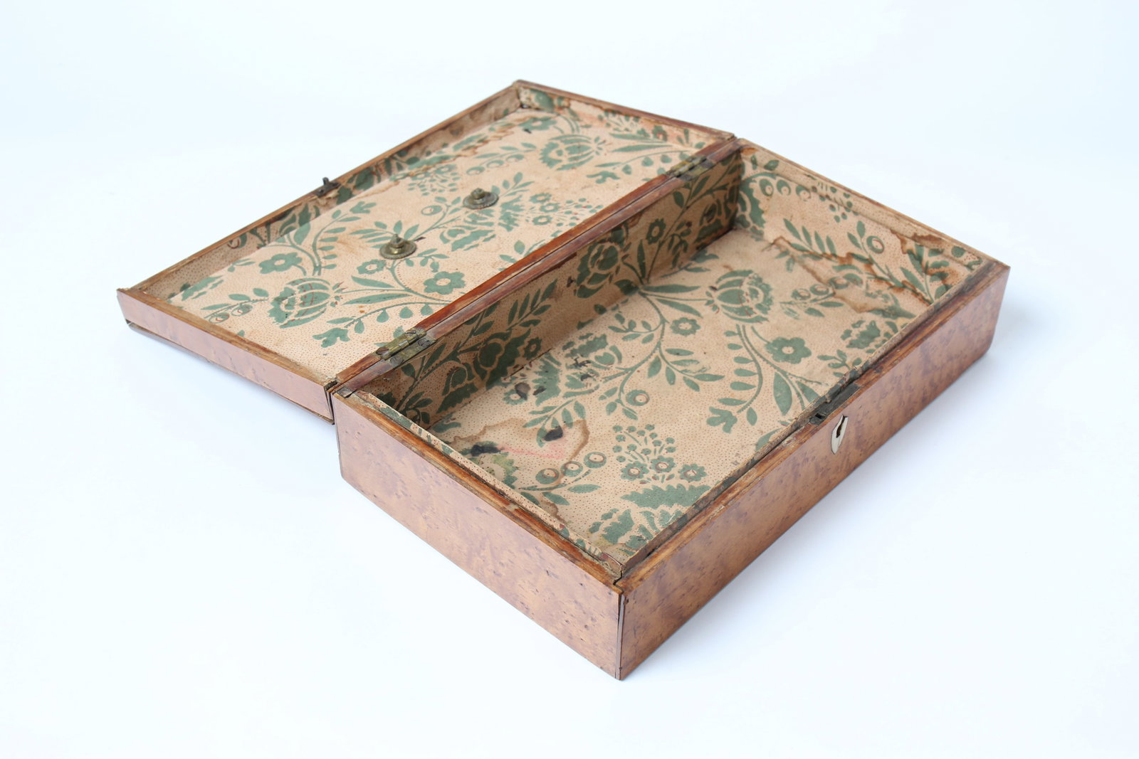 BIRD'S-EYE MAPLE VENEER DOCUMENT BOX. - 3