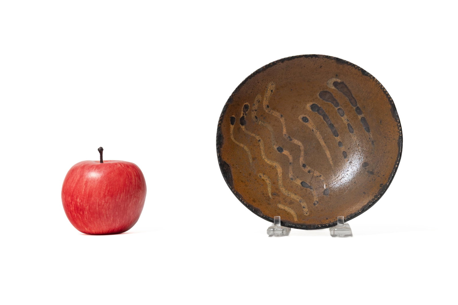 DIMINUTIVE SLIP-DECORATED REDWARE PLATE. (1 of 3)