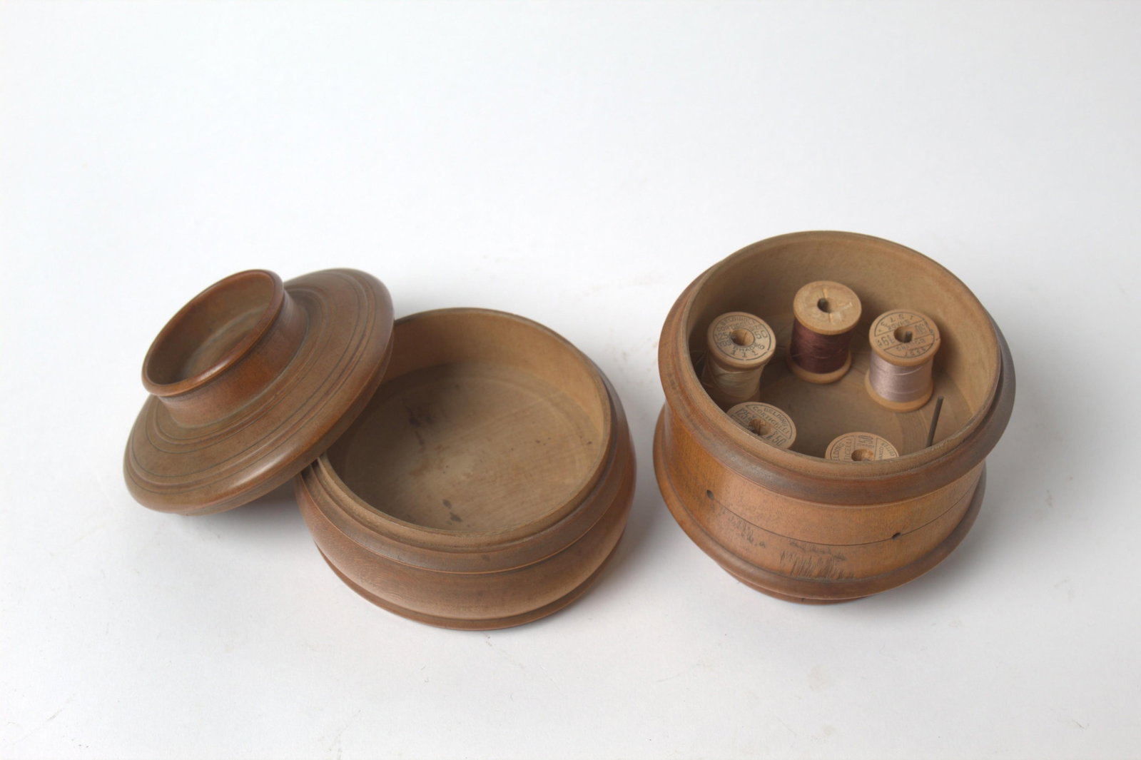 TREEN DOUBLE-COMPARTMENT THREAD CADDY. - 3