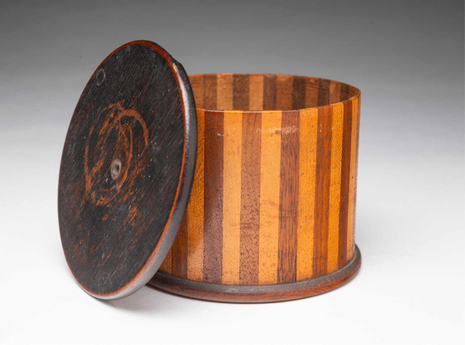 SHAKER TREENWARE STRING HOLDER. - 2
