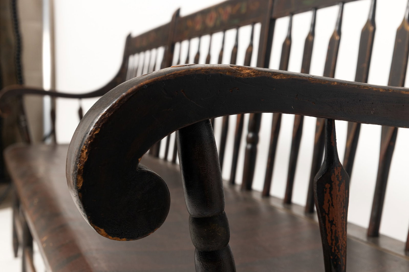 PAINT-DECORATED ARROW BACK SETTLE BENCH. - 8