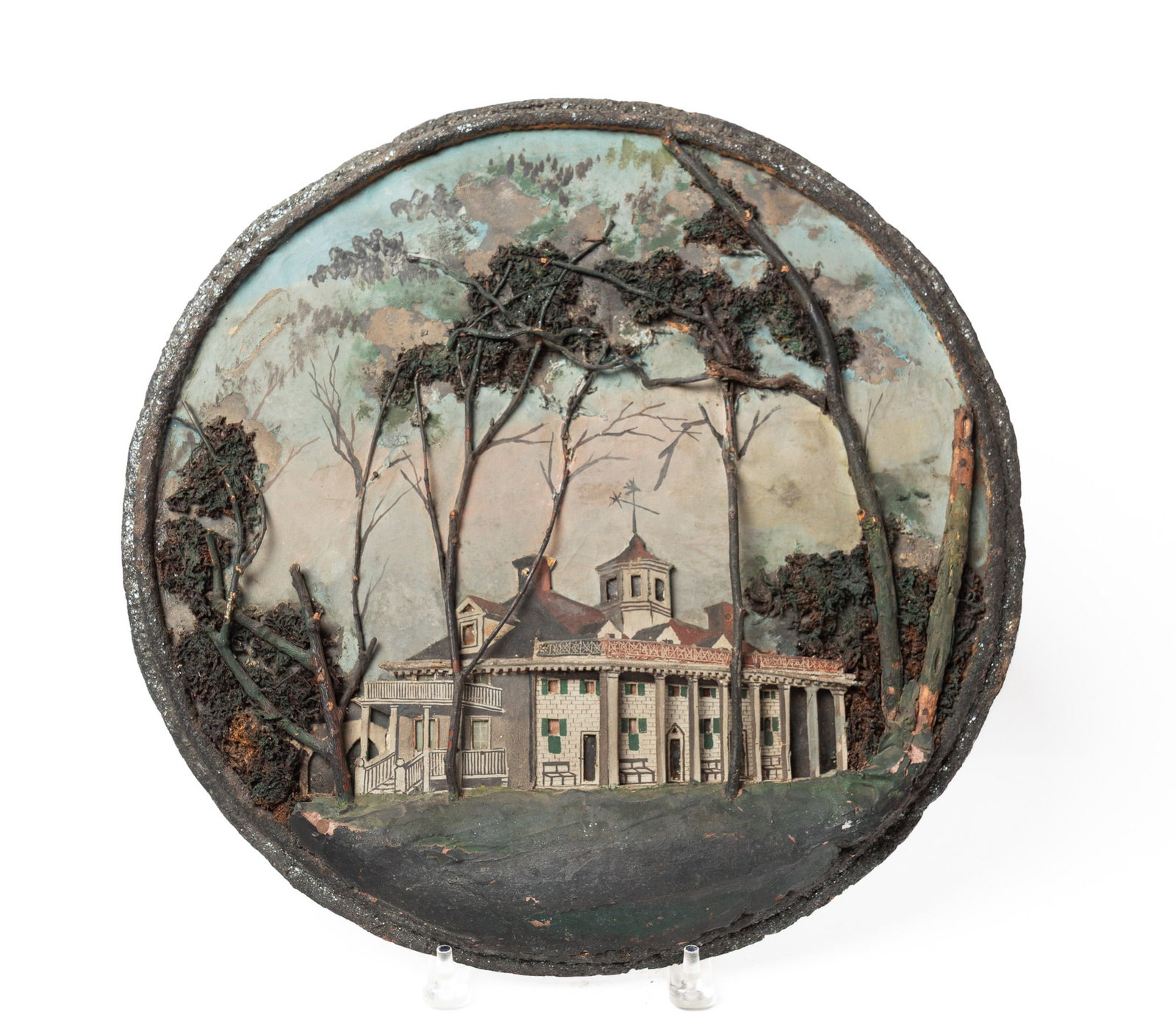 FOLKSY ROUND PLAQUE/DIORAMA OF MOUNT VERNON. (1 of 5)