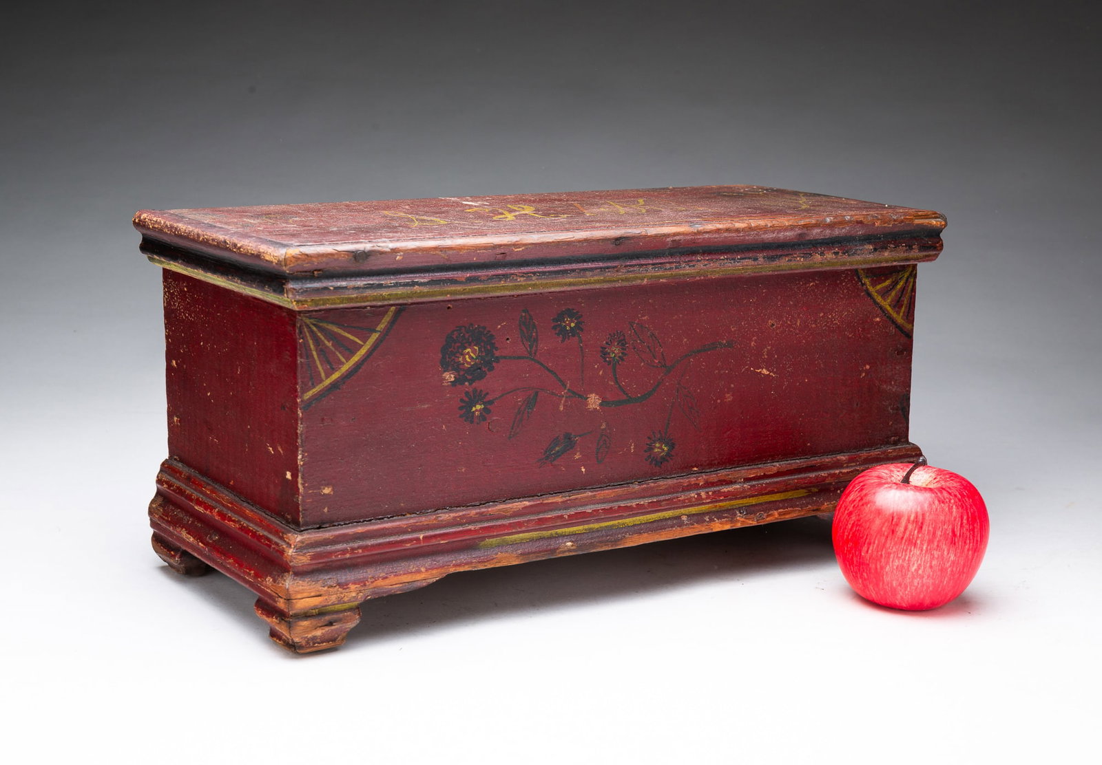 NEW ENGLAND MINIATURE BLANKET CHEST WITH ORIGINAL PAINT DECORATION. (1 of 6)