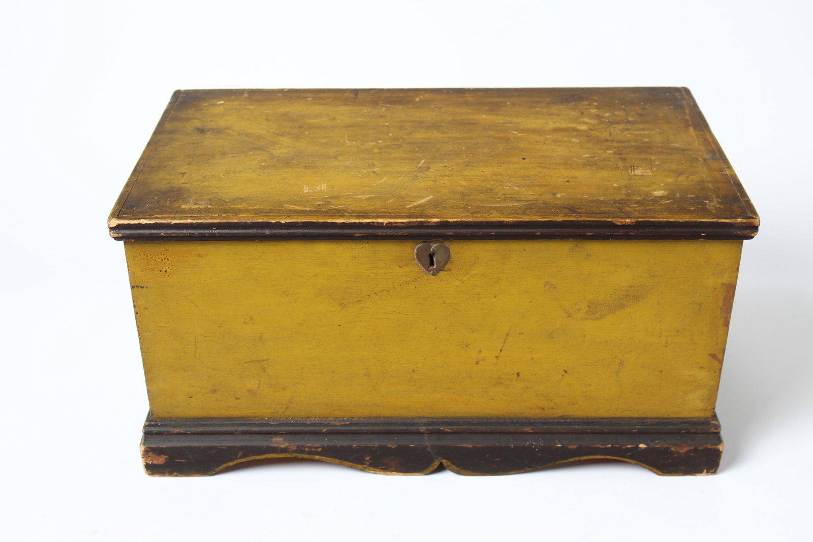 PAINTED DOLL-SIZE BLANKET CHEST. (1 of 6)