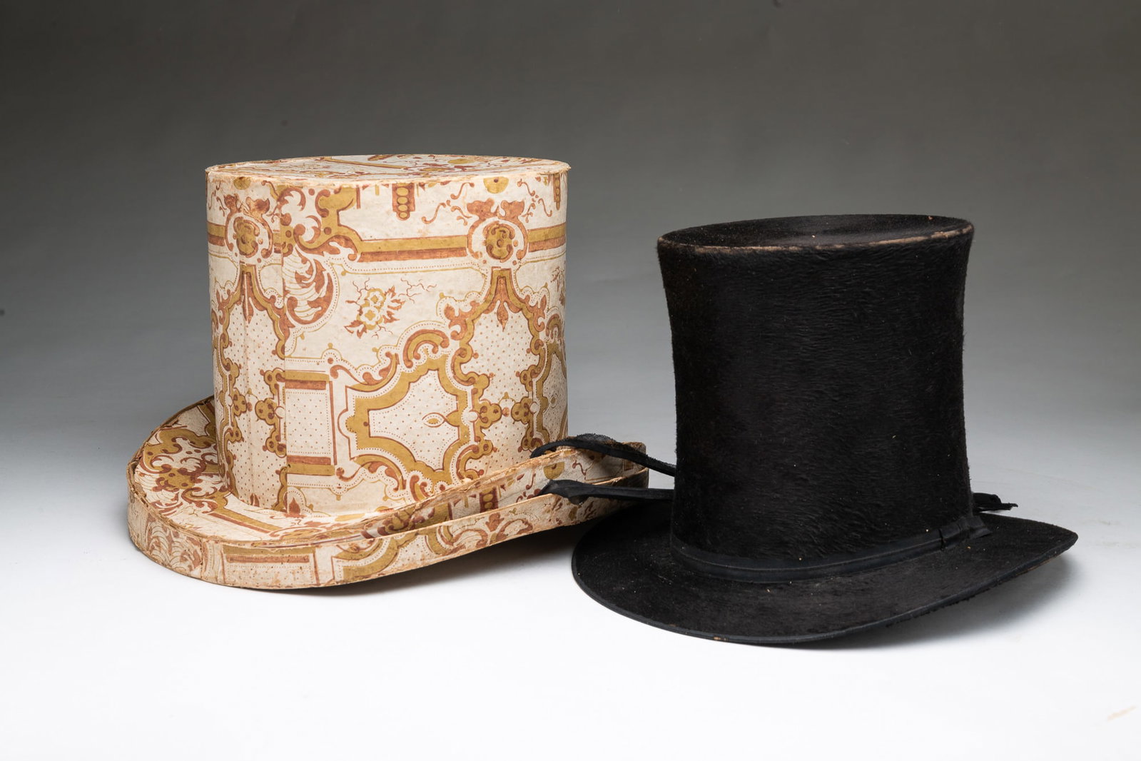 WALLPAPER TOP HAT BOX WITH T.R. TORR (LANCASTER, PENNSYLVANIA) BEAVER TOP HAT. (1 of 4)