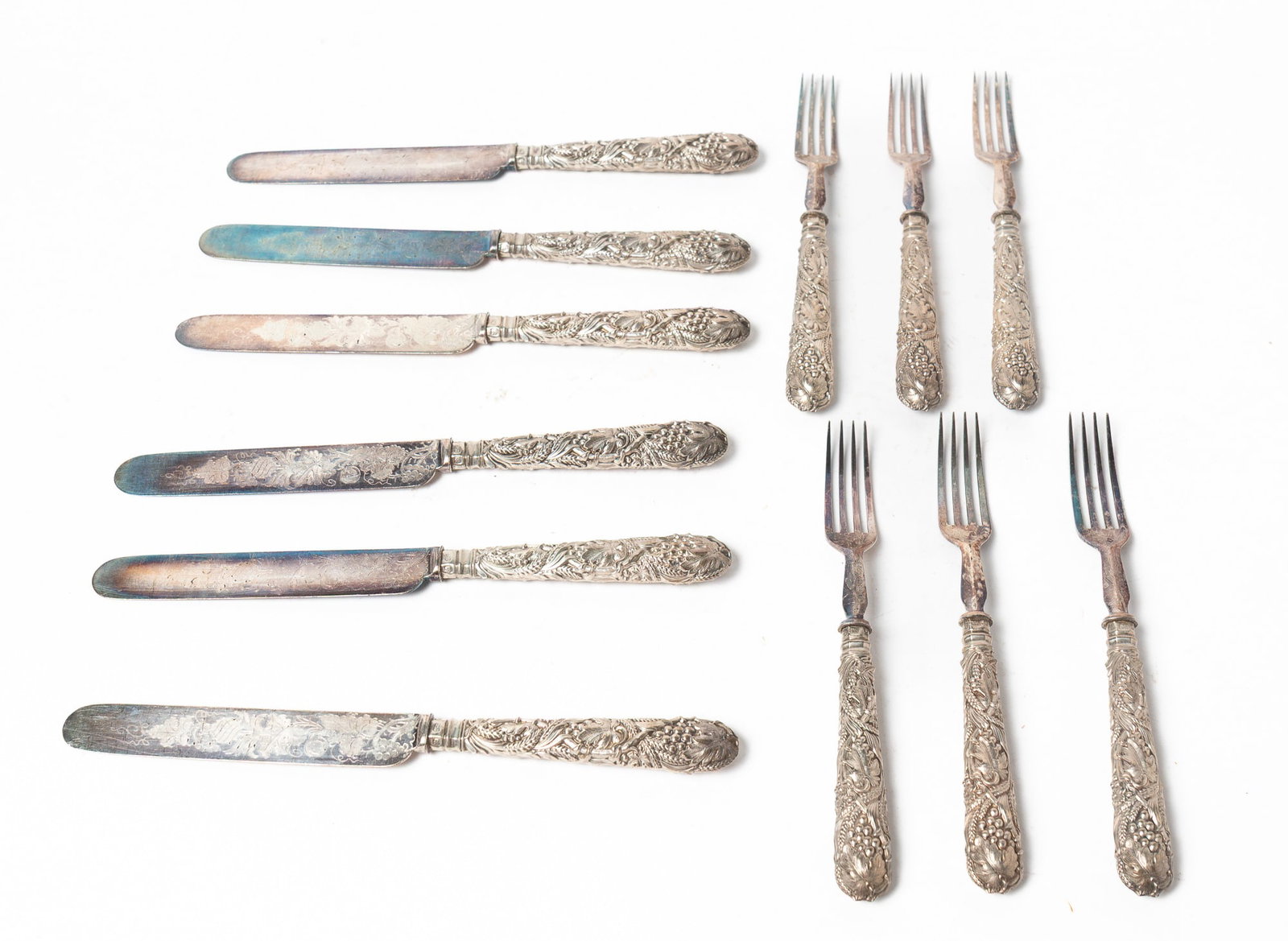 MARTIN HALL & COMPANY TWELVE-PIECE SHEFFIELD VICTORIAN FRUIT SET WITH STERLING CHASED HOLLOW HANDLE.: MARTIN HALL & COMPANY TWELVE-PIECE SHEFFIELD VICTORIAN FRUIT SET WITH STERLING CHASED HOLLOW HANDLE. England, mid- 19th Century. Grapes with foliage handles and knife blocks with engraved grapevines. 