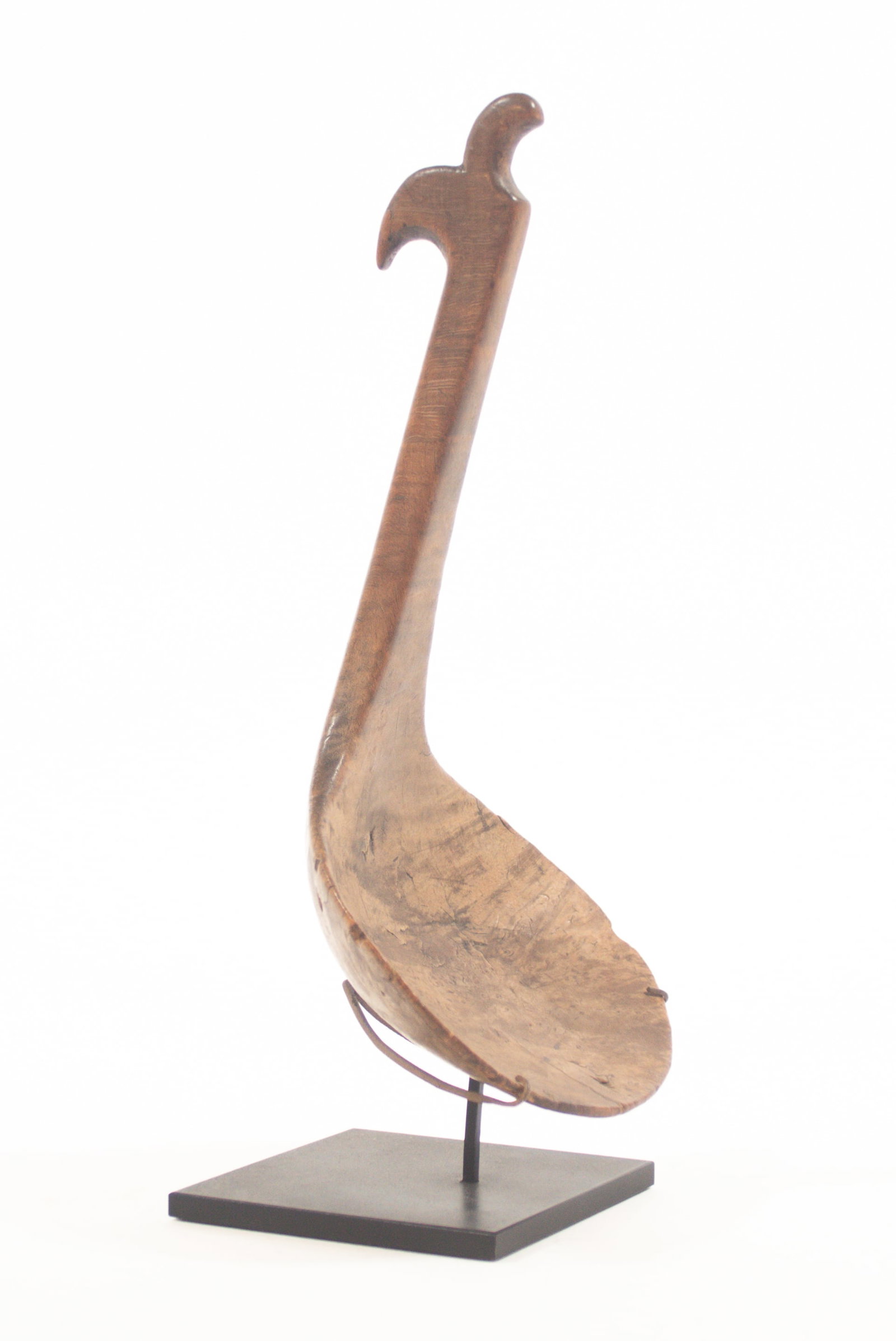 EASTERN GREAT LAKES WOODLANDS BURL REDUCTIVE OTTER EFFIGY LADLE.: EASTERN GREAT LAKES WOODLANDS BURL REDUCTIVE OTTER EFFIGY LADLE. Native American, Late 18th Century. Maple burl. Large oval bowl with nicely carved effigy handle terminating in an otter. 10"l. 5.5"w.