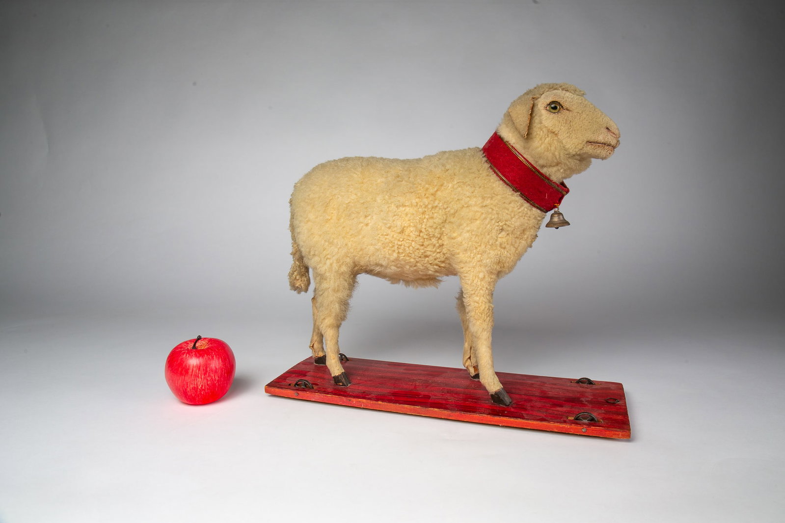 LARGE WOOLY LAMB PULL TOY WITH MOVEABLE HEAD. - 2