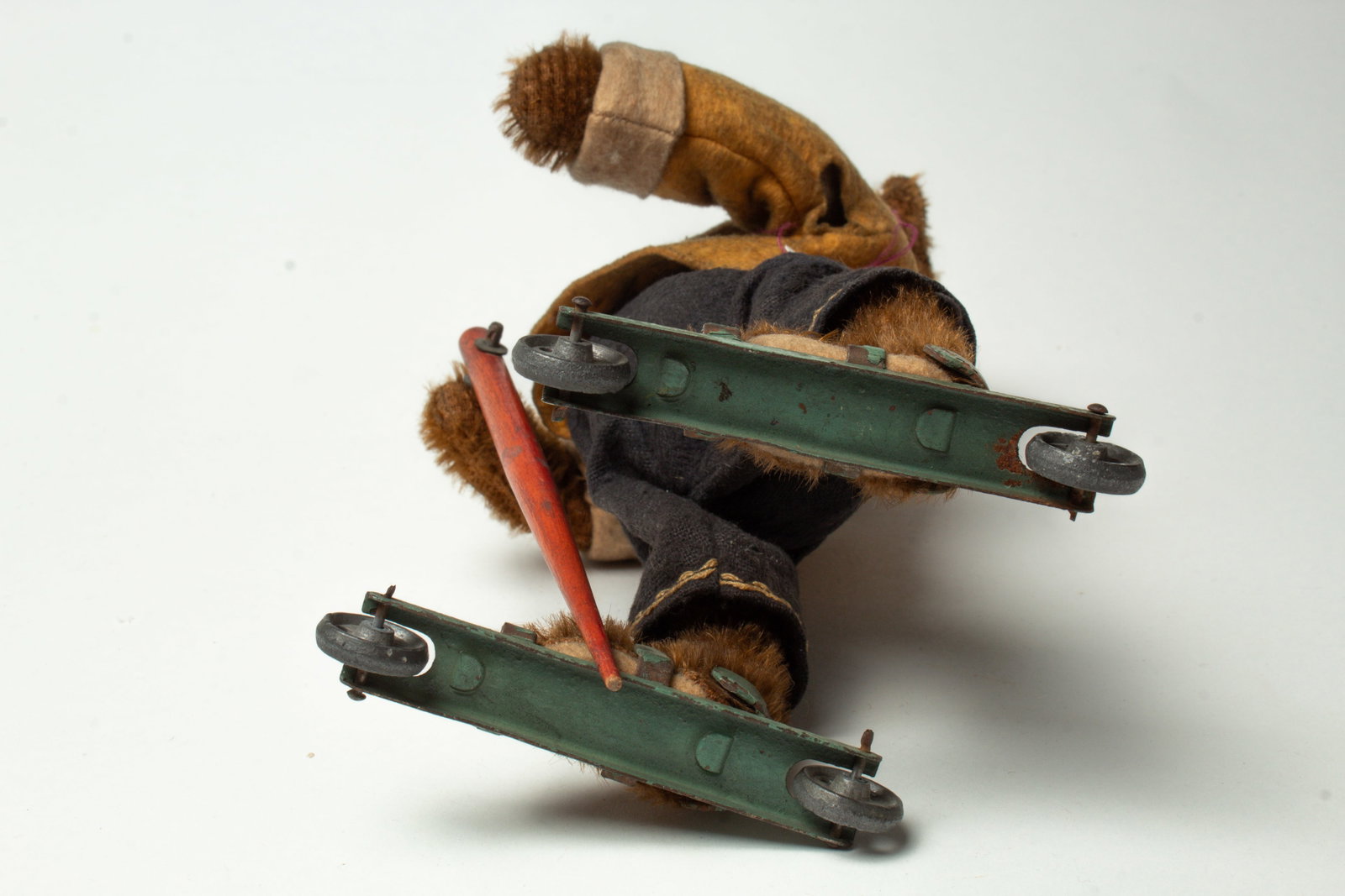 MECHANICAL BING BEAR ON ROLLER SKATES. - 3