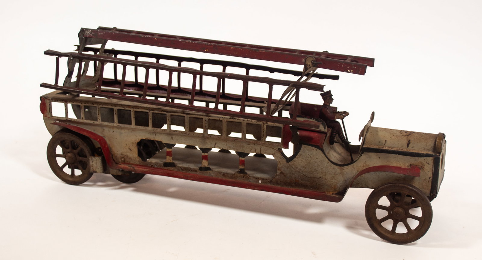 DAYTON (OHIO) PRESSED STEEL HILL CLIMBER FIRE LADDER TRUCK. (1 of 4)