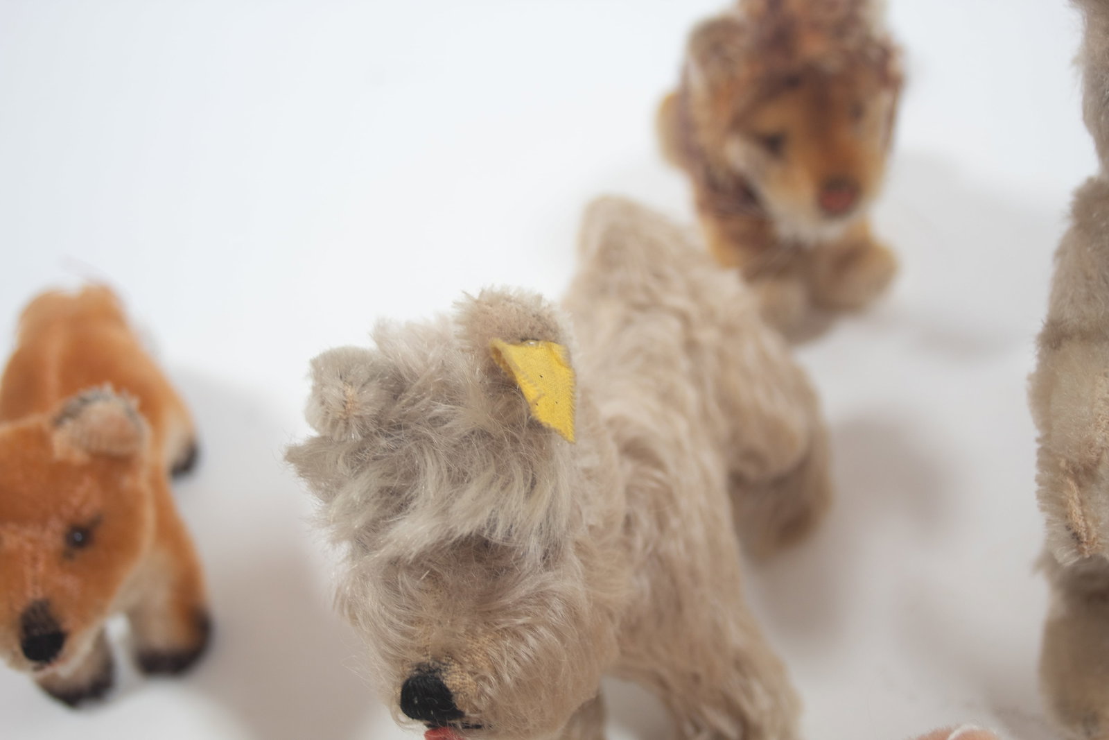 GROUP OF DIMINUTIVE STEIFF STUFFED ANIMALS. (1 of 4)