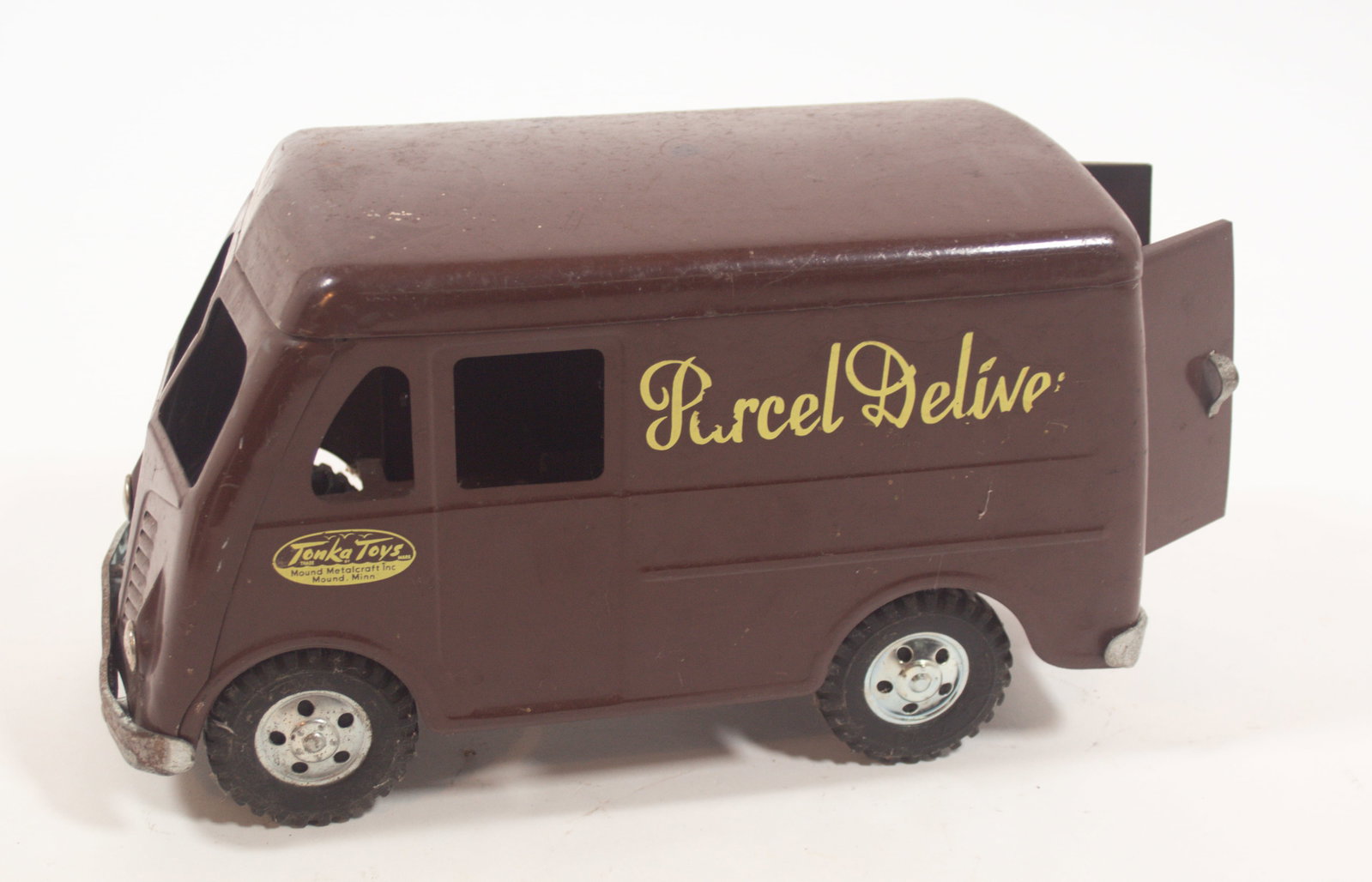TONKA TOYS (MOUND, MINNESOTA) PRESSED STEEL PARCEL DELIVERY TRUCK. (1 of 4)