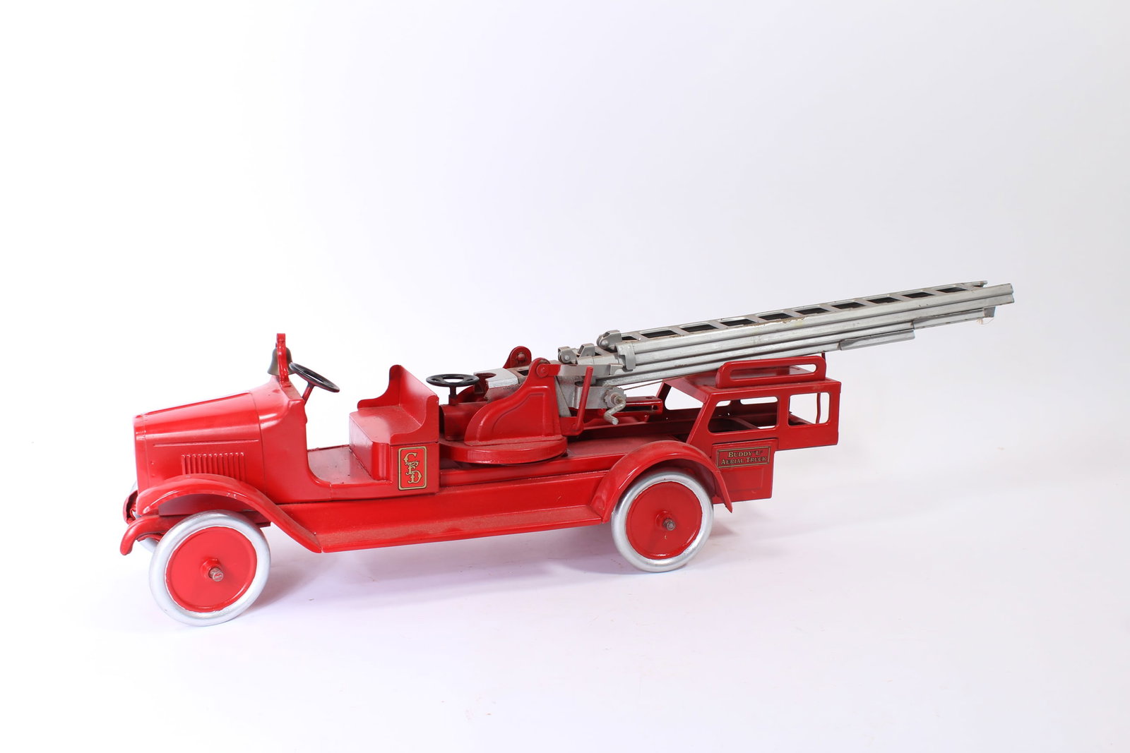 BUDDY L (EAST MOLINE, ILLINOIS) PRESSED STEEL AERIAL LADDER FIRE TRUCK. (1 of 20)