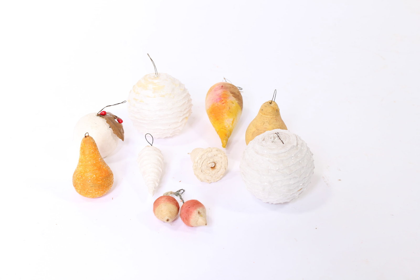 GROUP OF SPUN COTTON CHRISTMAS ORNAMENTS. (1 of 4)