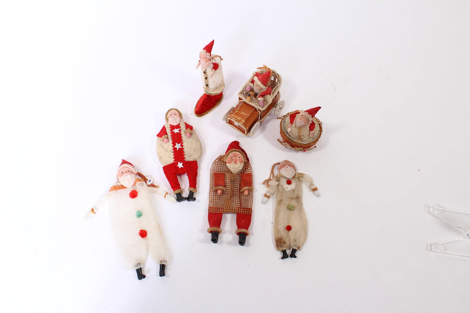 GROUP OF NETTED SANTA CANDY HOLDER ORNAMENTS. (1 of 4)