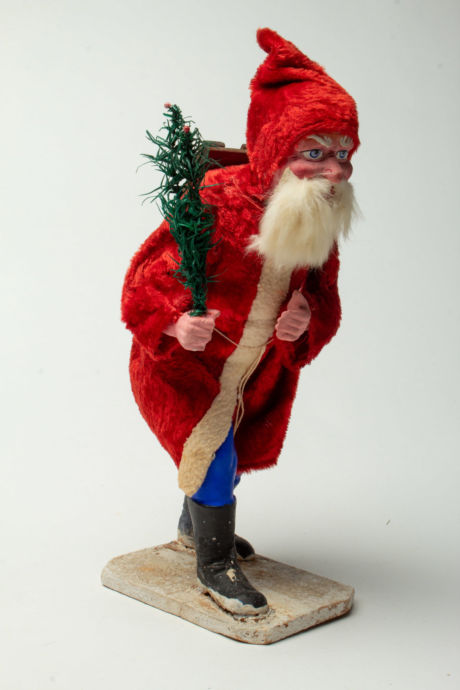 MUSICAL TRUDGING SANTA FIGURE. (1 of 2)