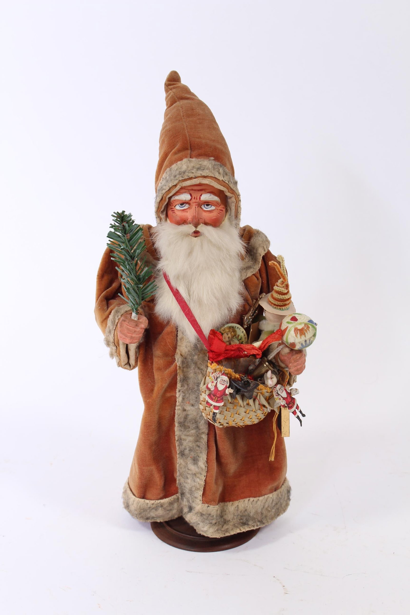 STANDING SANTA CARRYING A BAG OF GIFTS. (1 of 5)