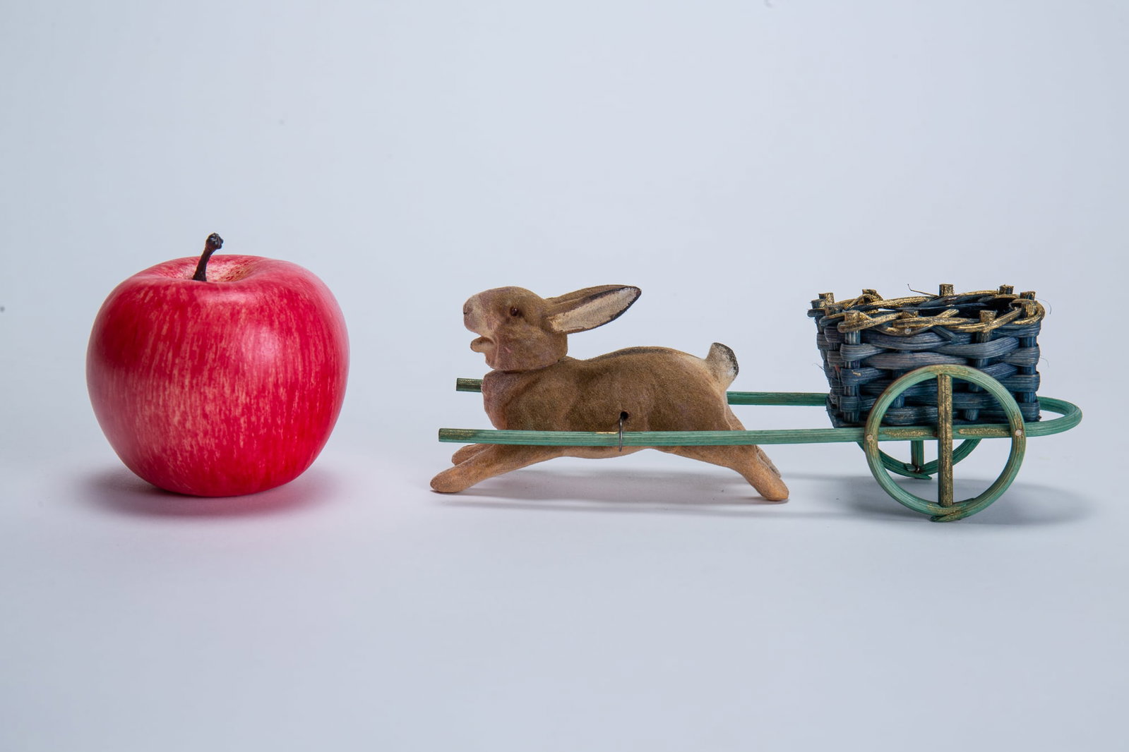 RABBIT PULLING CART CANDY CONTAINER. - 2