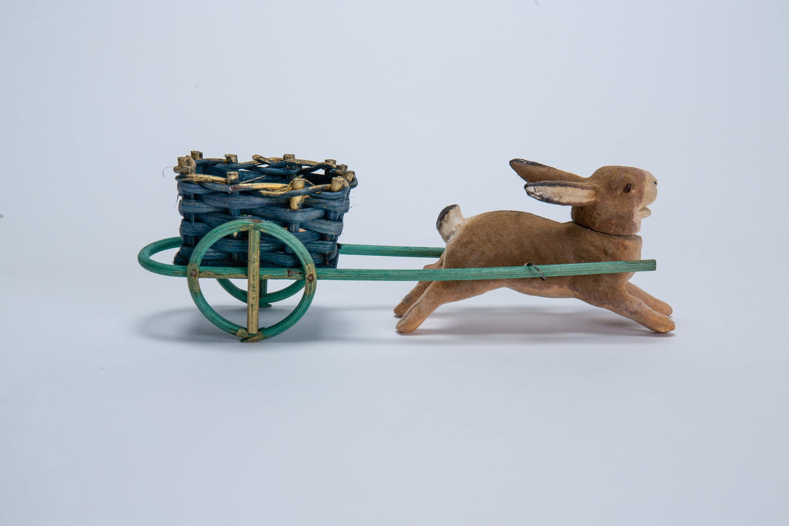 RABBIT PULLING CART CANDY CONTAINER. - 5