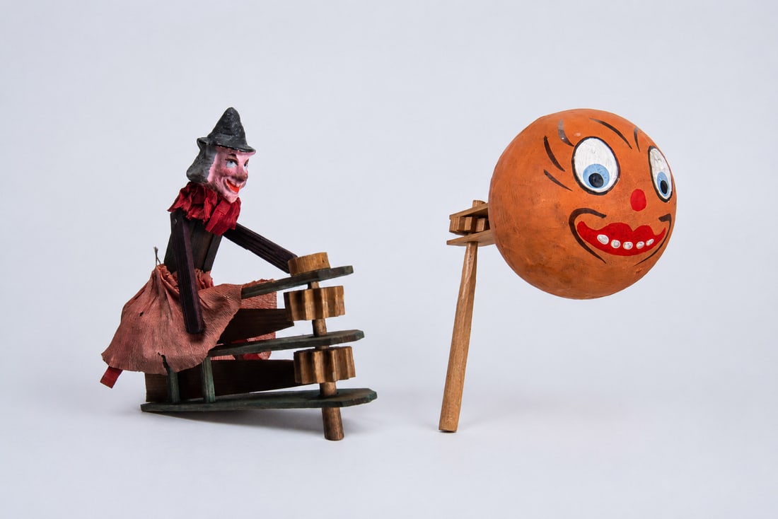 HALLOWEEN WITCH AND PUMPKIN HEAD RATCHET NOISEMAKERS. (1 of 10)