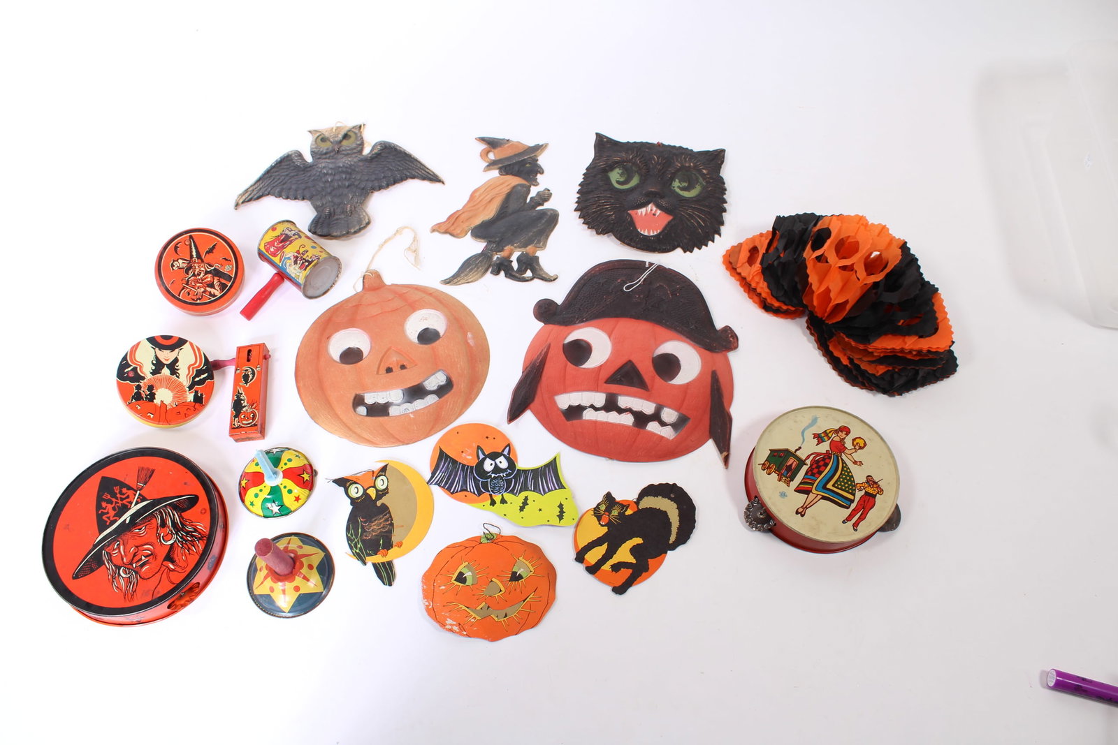 GROUP OF EARLY HALLOWEEN DECORATIONS AND NOISE MAKERS. (1 of 8)