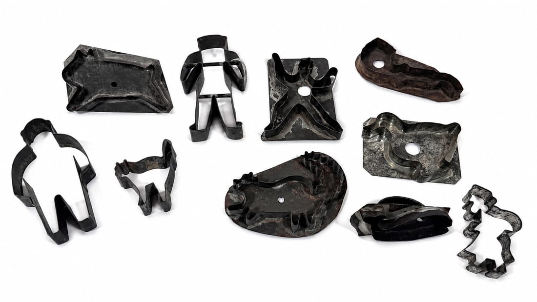 GROUP OF TINSMITH-MADE FIGURAL COOKIE CUTTERS. (1 of 3)