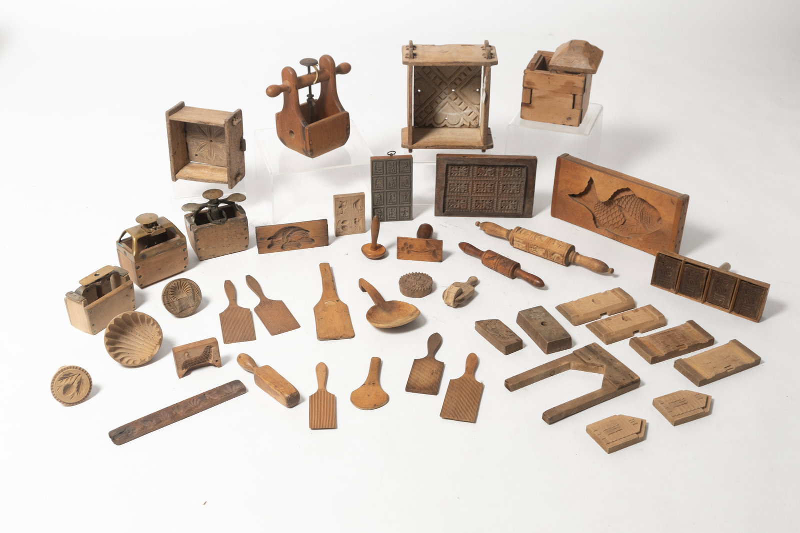 LARGE GROUP OF WOODEN MOLDS, PRINTS, AND STAMPS.: LARGE GROUP OF WOODEN MOLDS, PRINTS, AND STAMPS. American or European, late 19th and early 20th Century. Includes four cased molds with hardware, a large dome-top mold with floral patterns, 8"h., a la