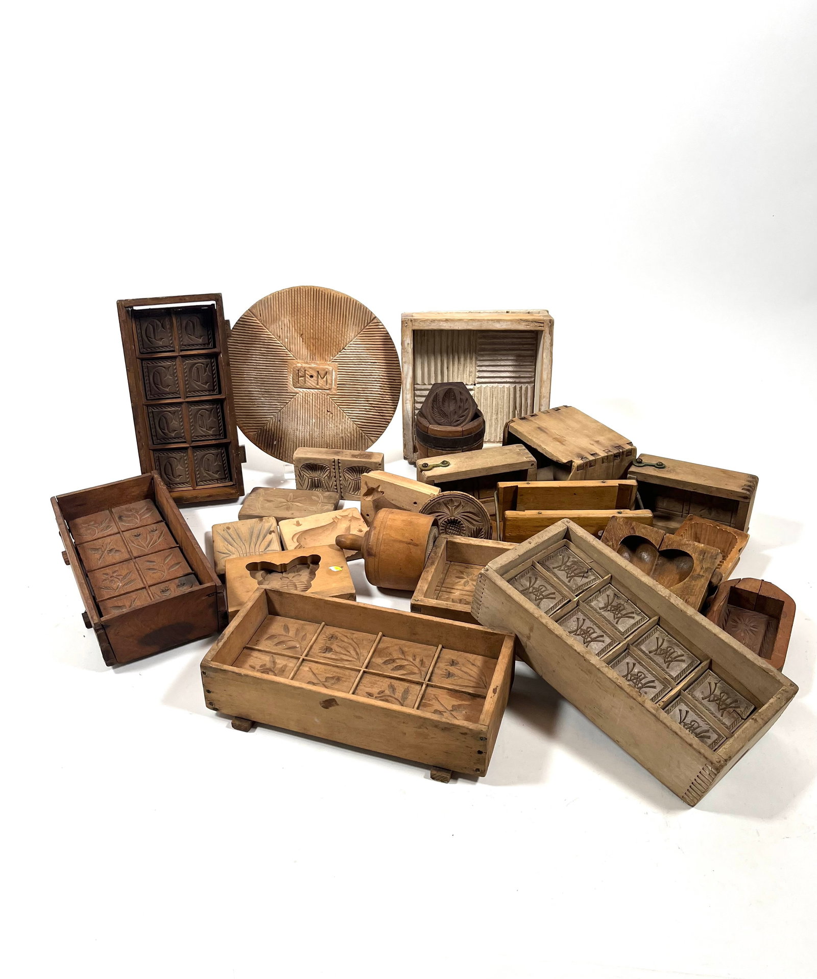LARGE GROUP OF WOODEN MOLDS, PRINTS, AND STAMPS. (1 of 5)
