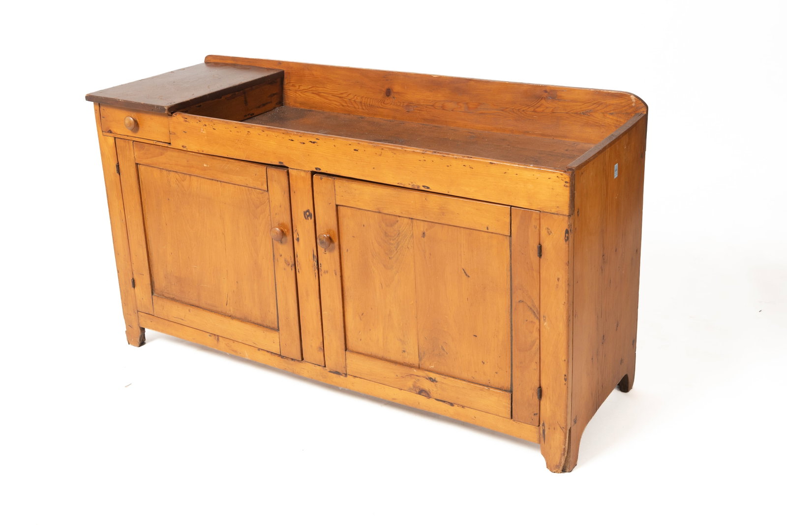 AMERICAN COUNTRY DRY SINK.: AMERICAN COUNTRY DRY SINK. Mid- 19th Century. Pine. Backsplash with rounded corners, top with well and utensil drawer at left, two lower single-panel doors, and simple cutout feet. 30.75"h. 55.25"w.