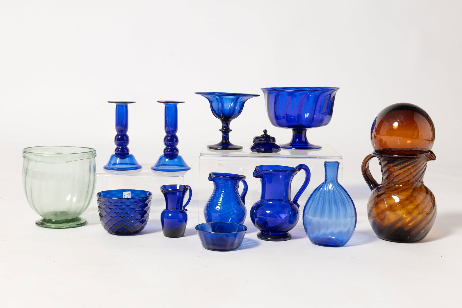 COLLECTION OF COLORED BLOWN GLASS IN THE EARLY AMERICAN STYLE. (1 of 8)
