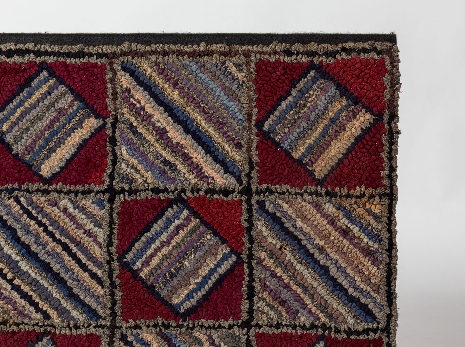HOOKED RUG WITH GEOMETRIC PATTERN. - 2