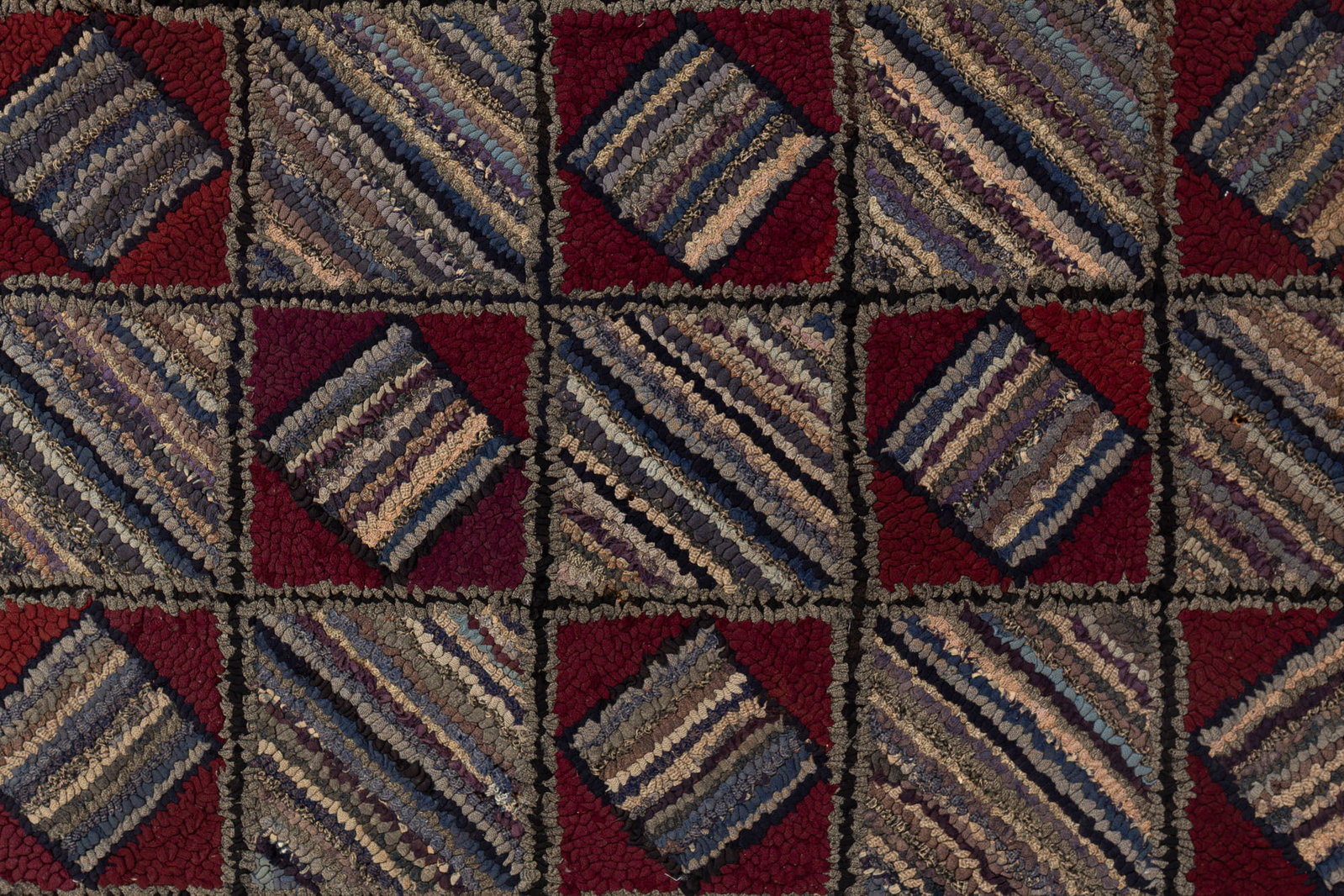 HOOKED RUG WITH GEOMETRIC PATTERN. - 3