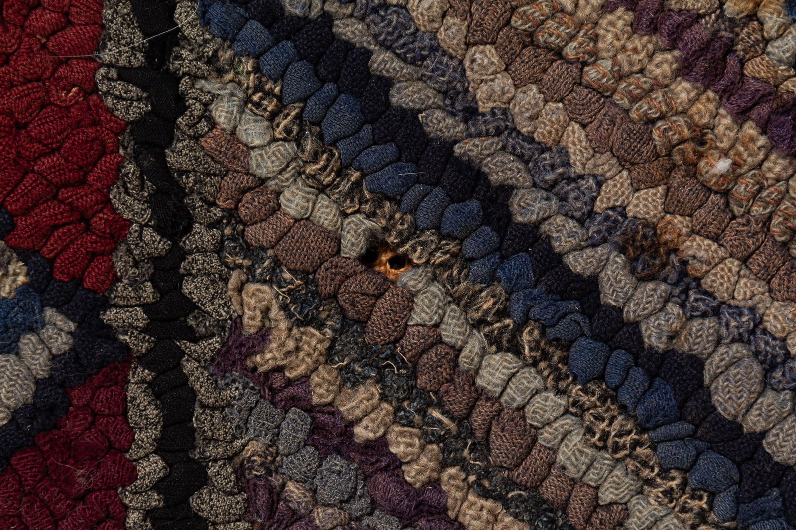HOOKED RUG WITH GEOMETRIC PATTERN. - 4