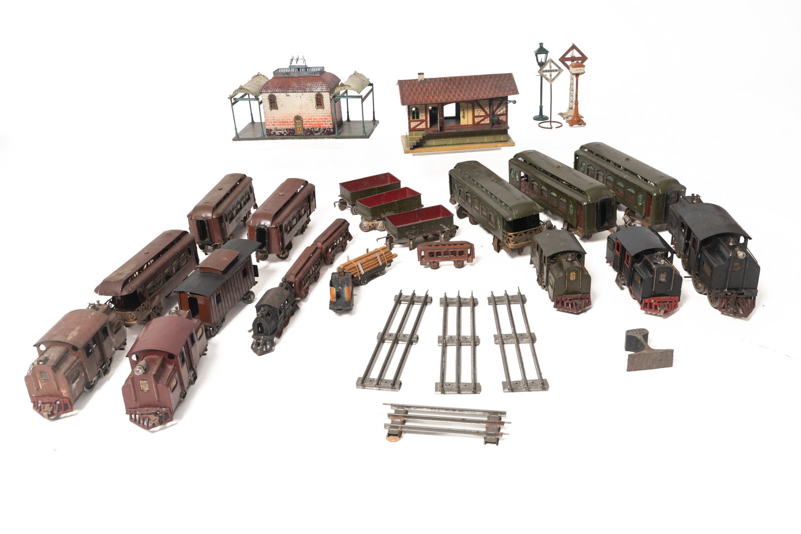 COLLECTION OF TOY TRAINS, RAILROAD PARTS AND ACCESSORIES, MOSTLY LIONEL.: COLLECTION OF TOY TRAINS, RAILROAD PARTS AND ACCESSORIES, MOSTLY LIONEL. German and American, early to mid- 20th Century. Comprising two red, two black, and a green locomotive; a red observation, parl