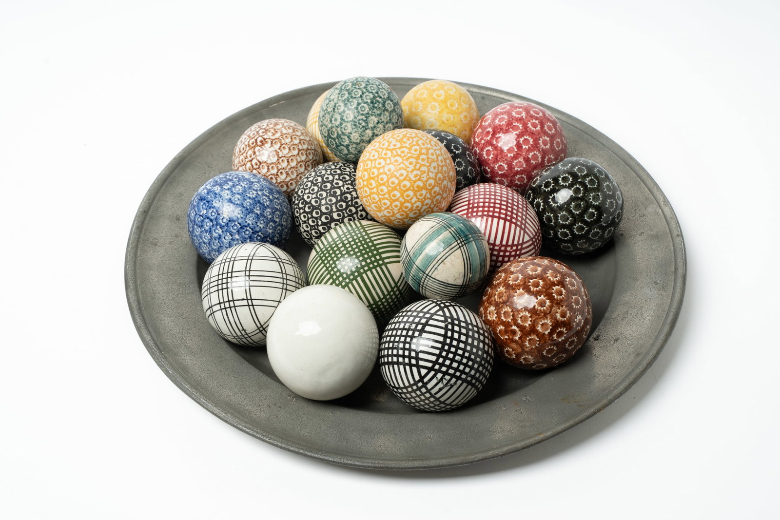 PEWTER CHARGER AND SEVENTEEN CARPET BALLS. (1 of 8)