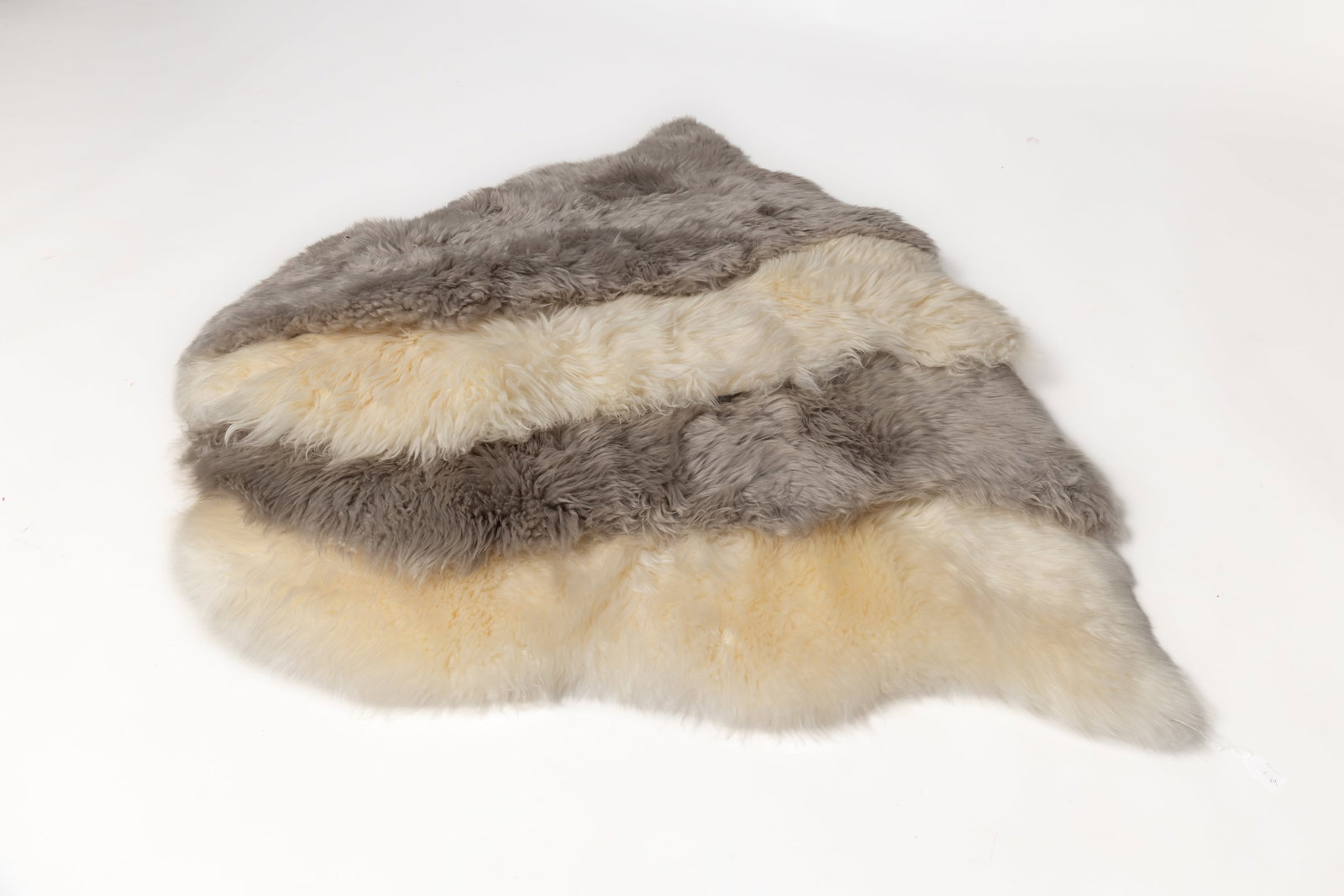 FOUR AUSTRALIAN AND NEW ZEALAND NATURAL SHEEPSKIN RUGS. (1 of 10)