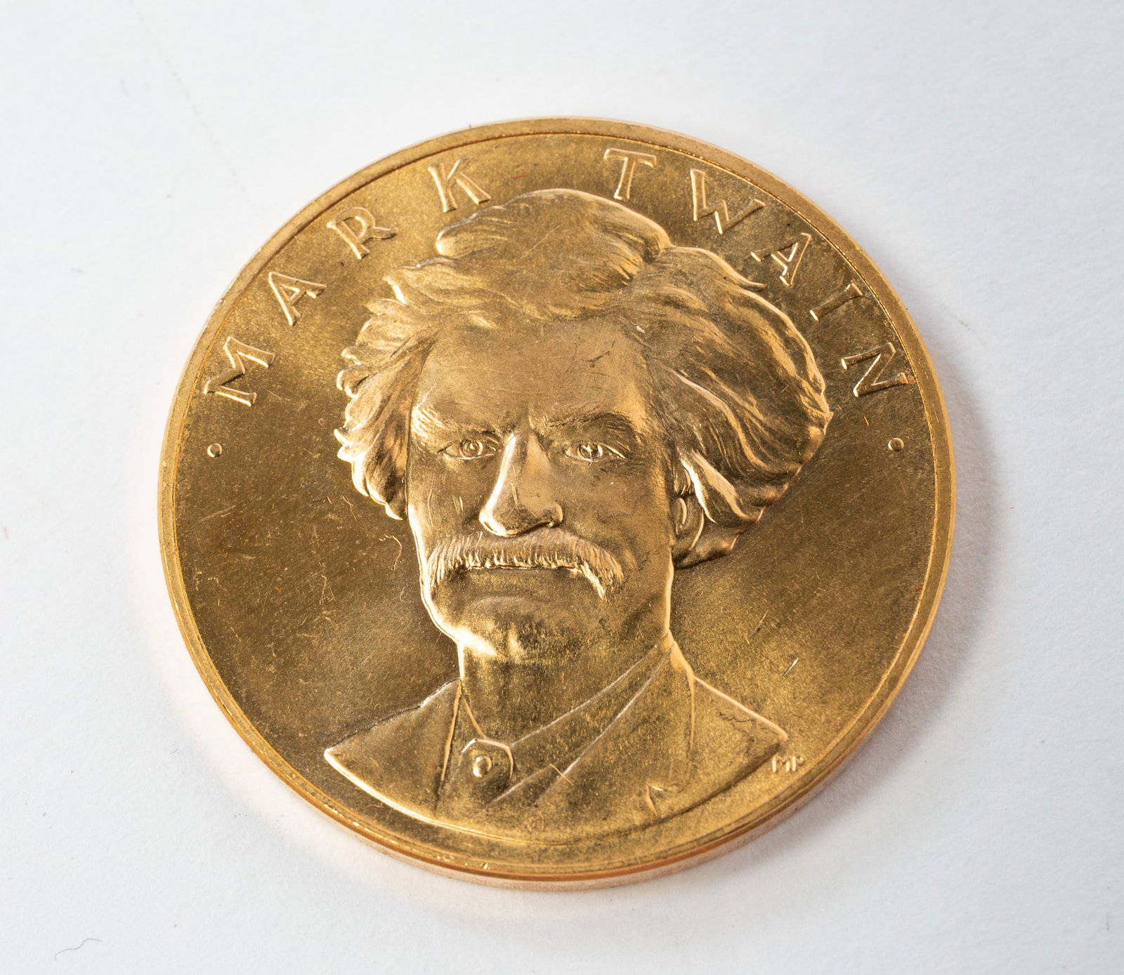 1981 MARK TWAIN 1OZ GOLD COMMEMORATIVE COIN.: 1981 MARK TWAIN 1OZ GOLD COMMEMORATIVE COIN. American, 1981. American arts commemorative series 1oz gold coin. *We do not grade or qualify coin condition. Bidder should make their own good judgement