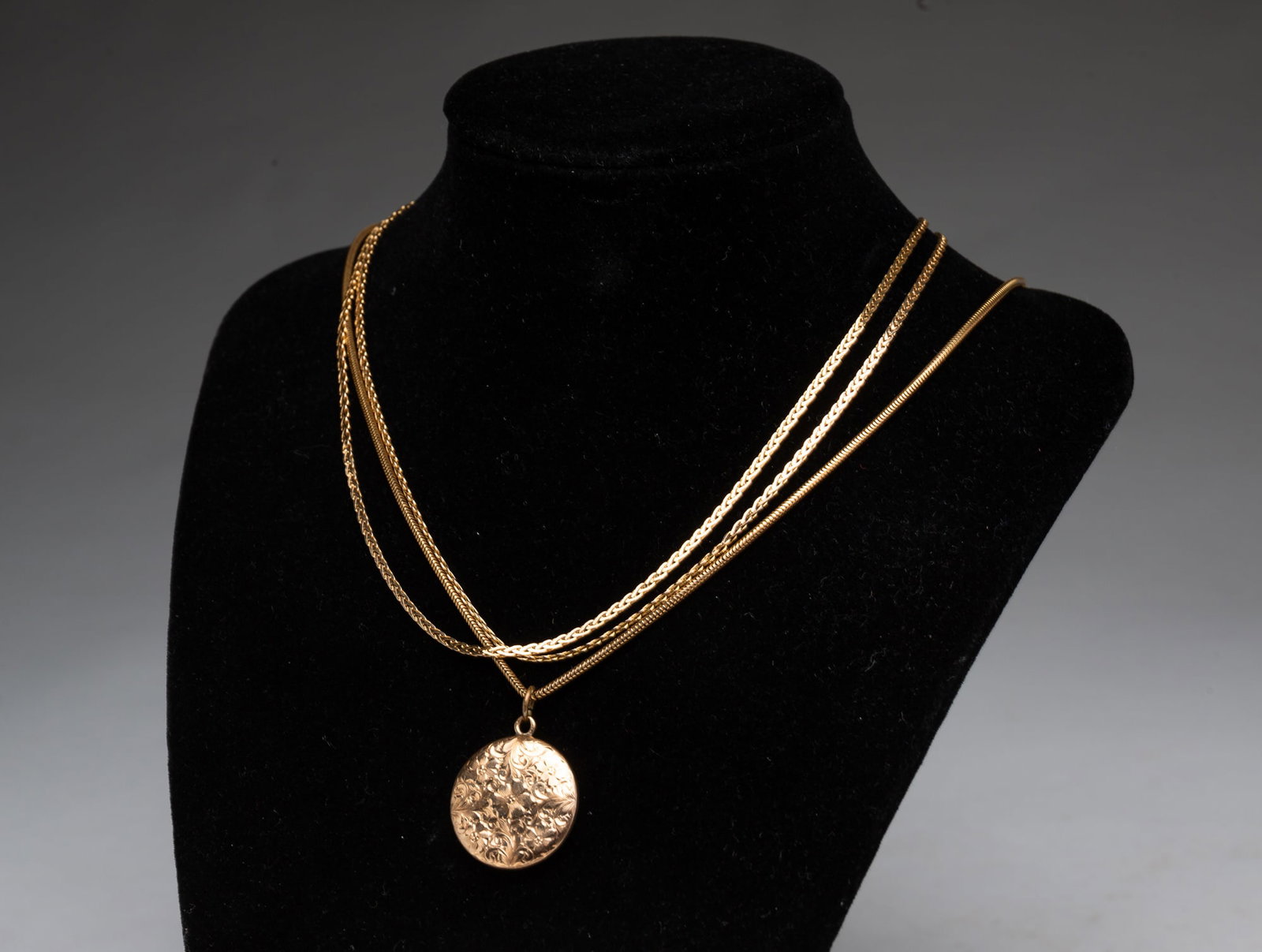 TWO 14K YELLOW GOLD NECKLACES. (1 of 4)