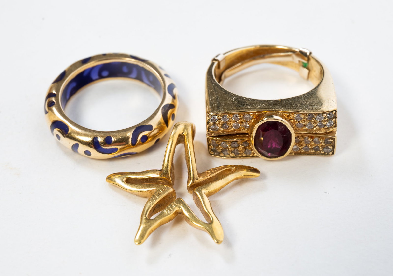 GROUP OF 18K YELLOW GOLD JEWELRY.