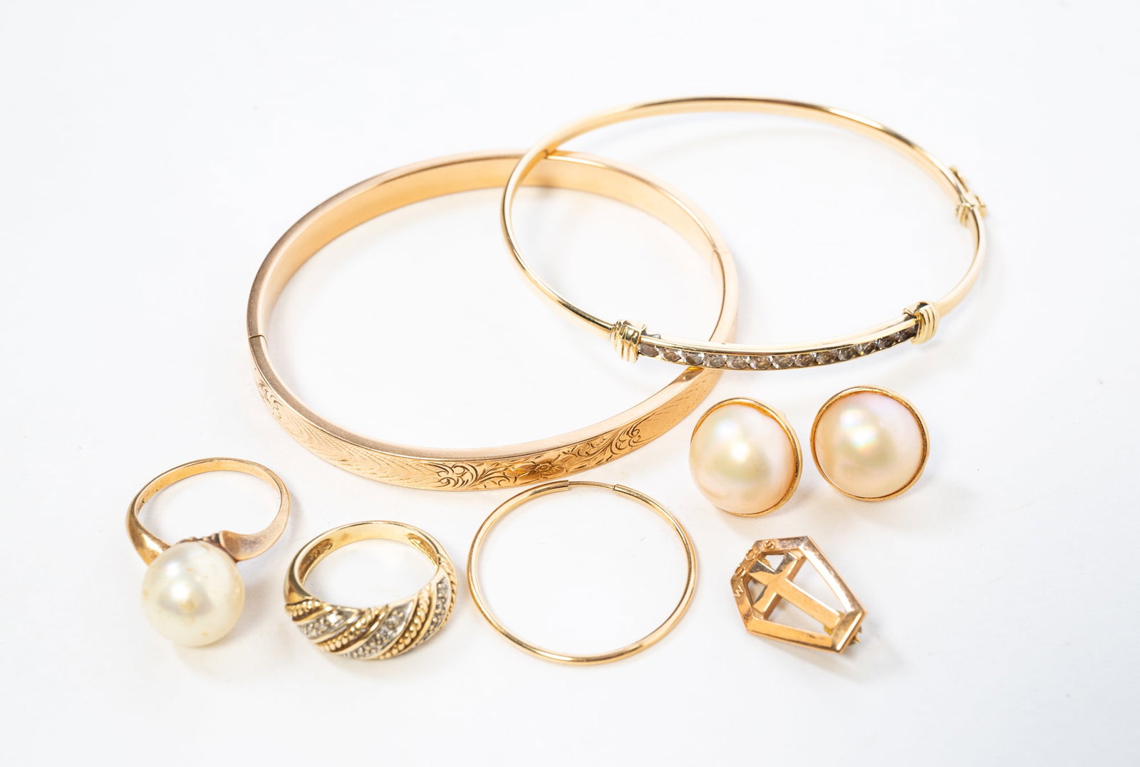 GROUP OF YELLOW GOLD JEWELLERY. (1 of 4)