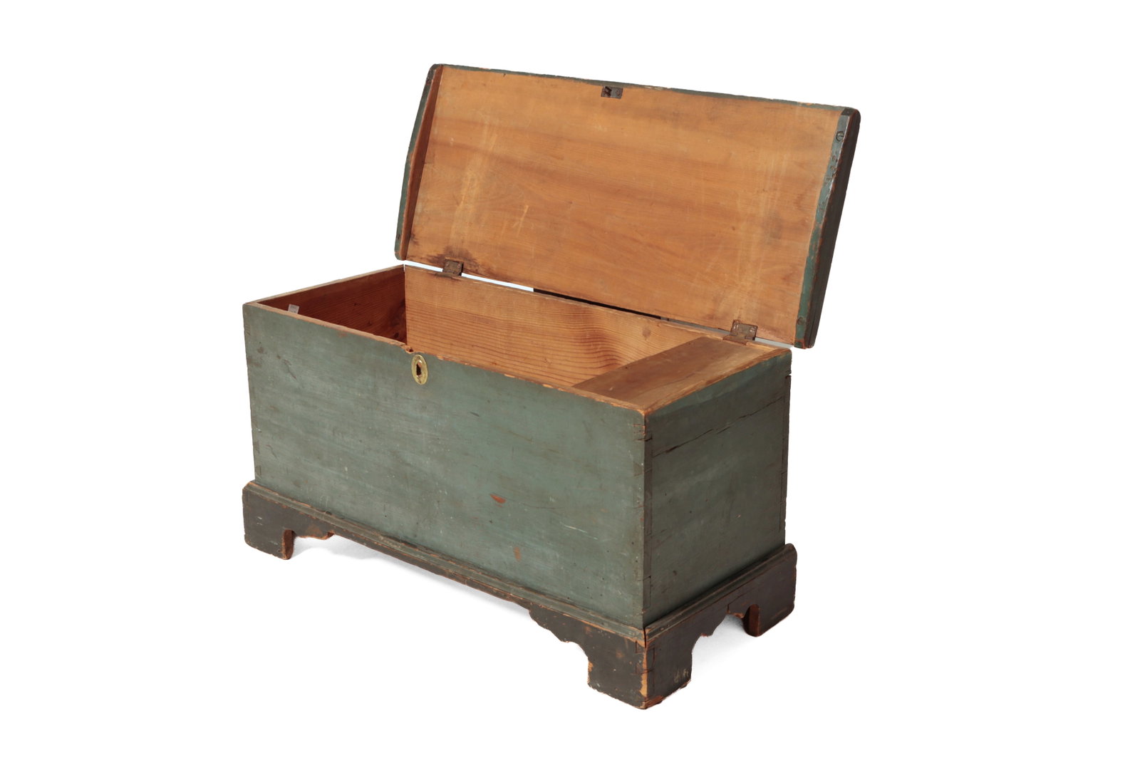 NEW ENGLAND DIMINUTIVE BLANKET CHEST IN ORIGINAL PAINT. (1 of 8)