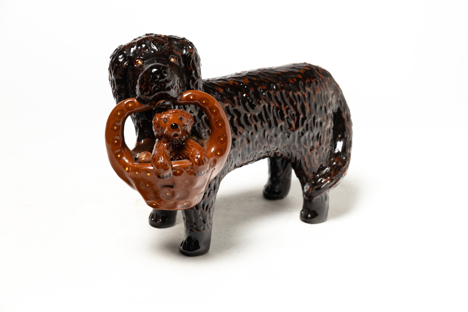 LESTER BREININGER (ROBESONIA, PENNSYLVANIA) GLAZED REDWARE STANDING DOG WITH BASKET. (1 of 6)