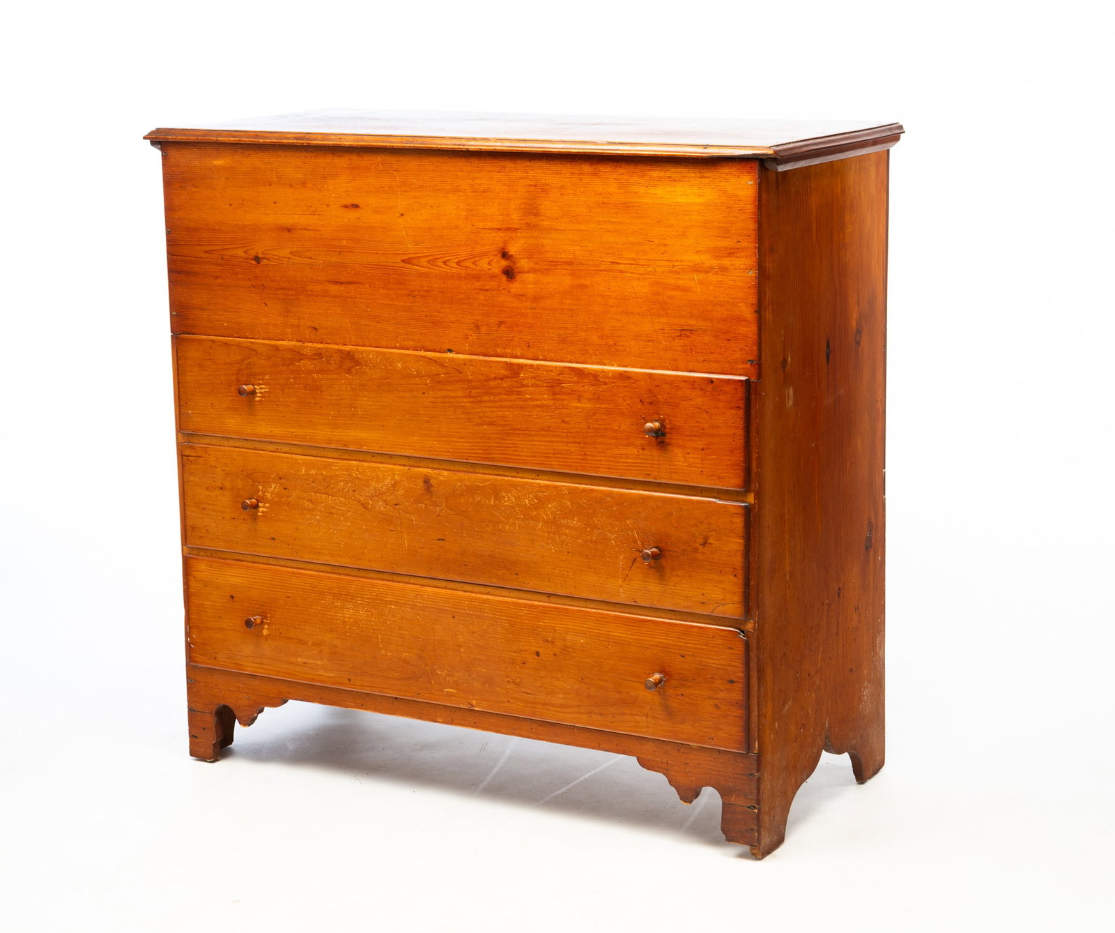 NEW ENGLAND PINE MULE CHEST.: NEW ENGLAND PINE MULE CHEST. American, 19th Century. Pine. Lid with applied edge moldings, three overlapping dovetailed drawers, solid ends with boot jack cut outs and front with bracket feet.