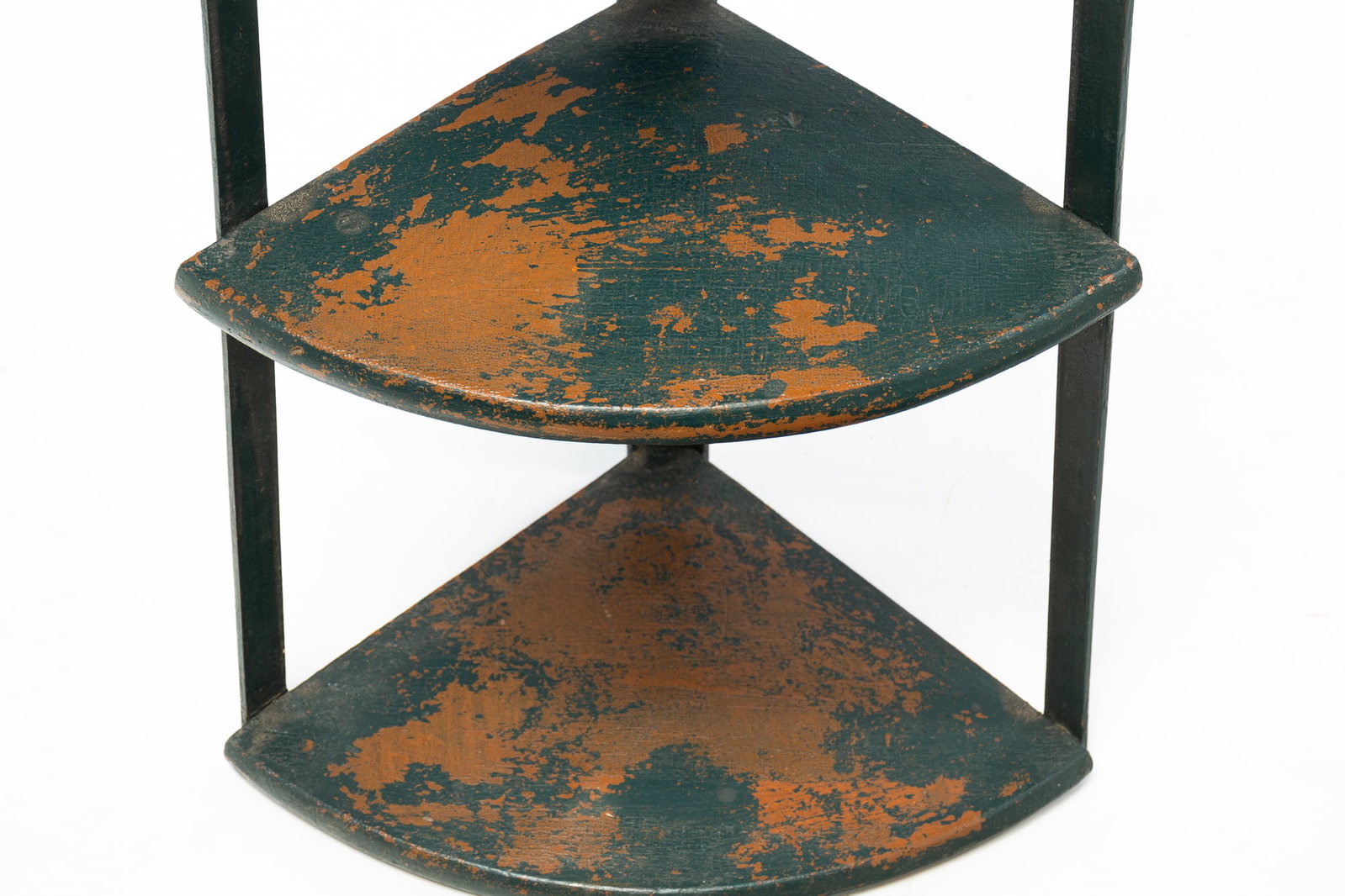 PAINTED HANGING CORNER SHELF. - 2