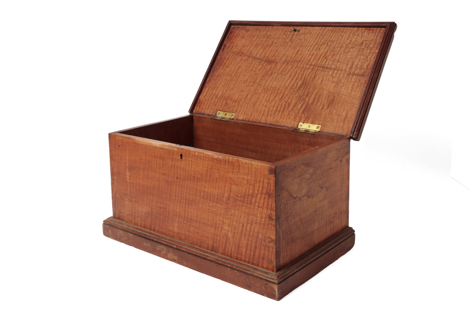 TIGER MAPLE DOVETAILED TABLETOP TRUNK. (1 of 8)