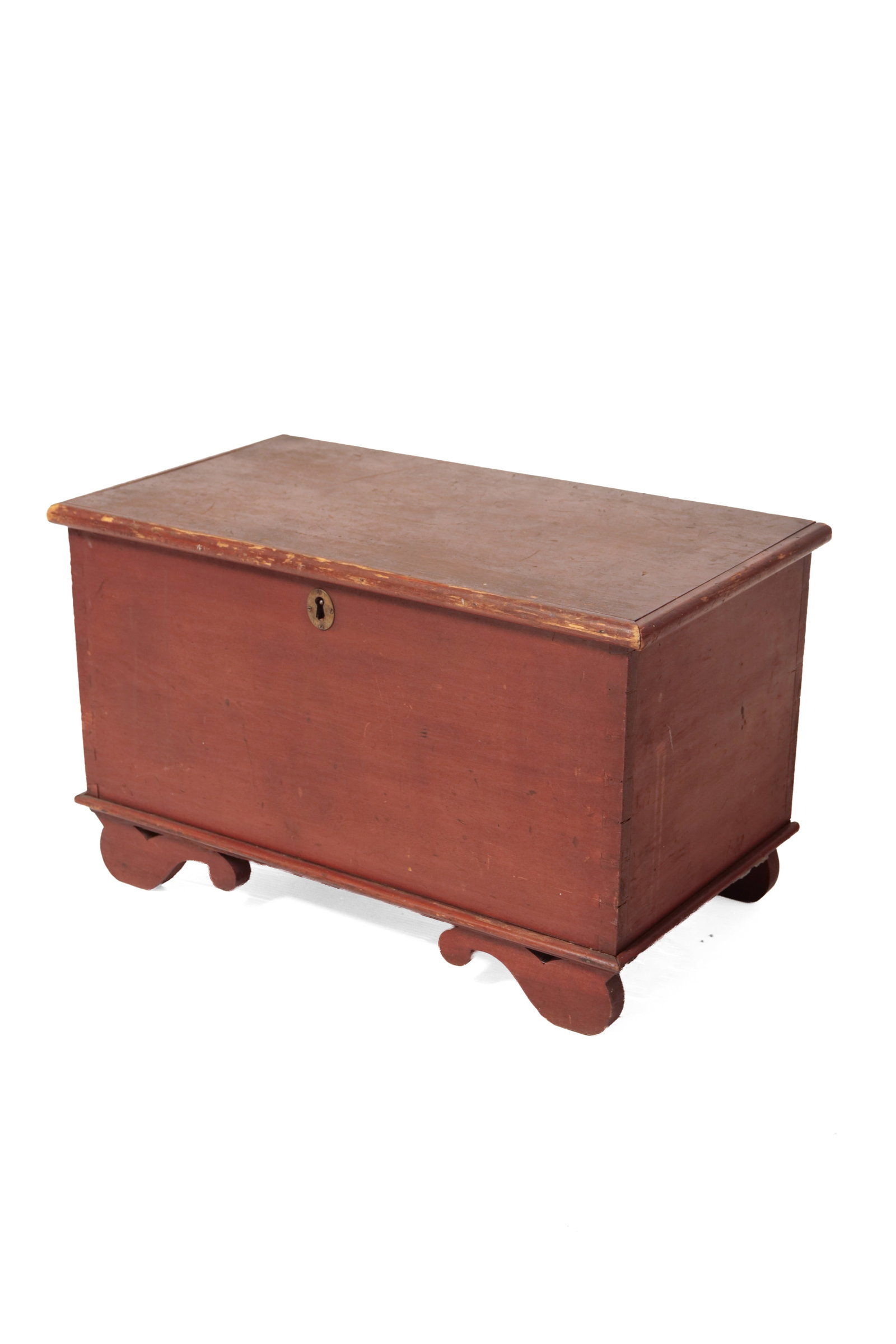 DIMINUTIVE CHILD'S SIZE COUNTRY EMPIRE BLANKET CHEST WITH ORIGINAL RED PAINT. (1 of 9)